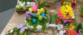 Stroiki przeznaczone na Kiermasz Wielkanocny wykonane z drewna, mchu, wikliny, bukszpanu i słomy, ozdobione jajeczkami, kwiatami, wstążkami, zajączkami, kurczaczkami, barankami, itp.