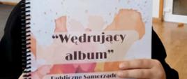 Dziewczynka trzymająca „Wędrujący album”.