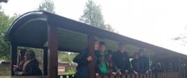 Młodzież w kolejce wąskotorowej