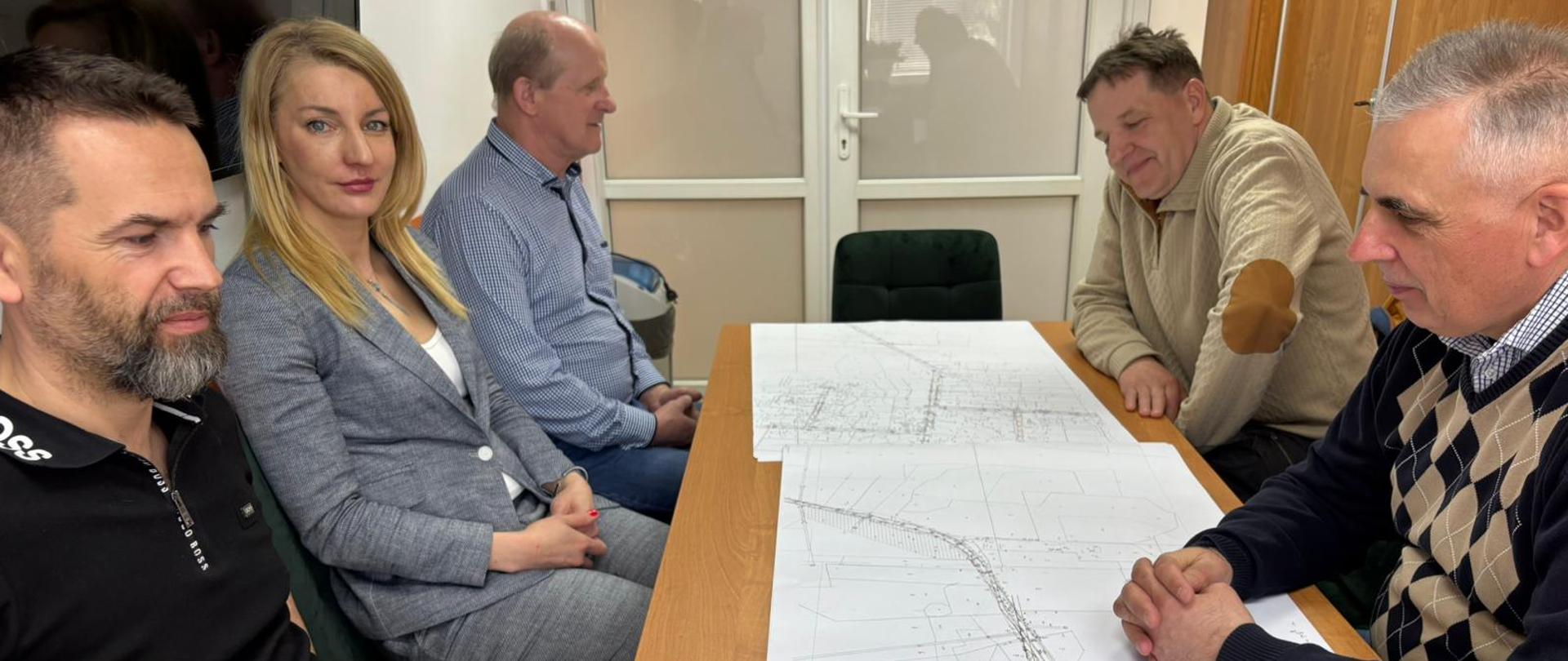 Podpisanie umowy na realizację zadania pn. „Modernizacja ewidencji gruntów i budynków” dla ośmiu obrębów ewidencyjnych na terenie gminy Wyszki