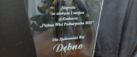 Szklana statuetka dedykowana Społeczności wsi Dębno