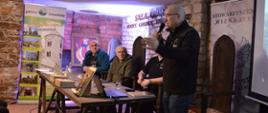 Prelekcja Dariusza Szymanowskiego ze „Stowarzyszenia Wizna 1939” na zamku w Inowłodzu