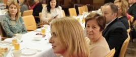 Słuchamy występu uczniów Specjalnego Ośrodka Szkolno - Wychowawczego