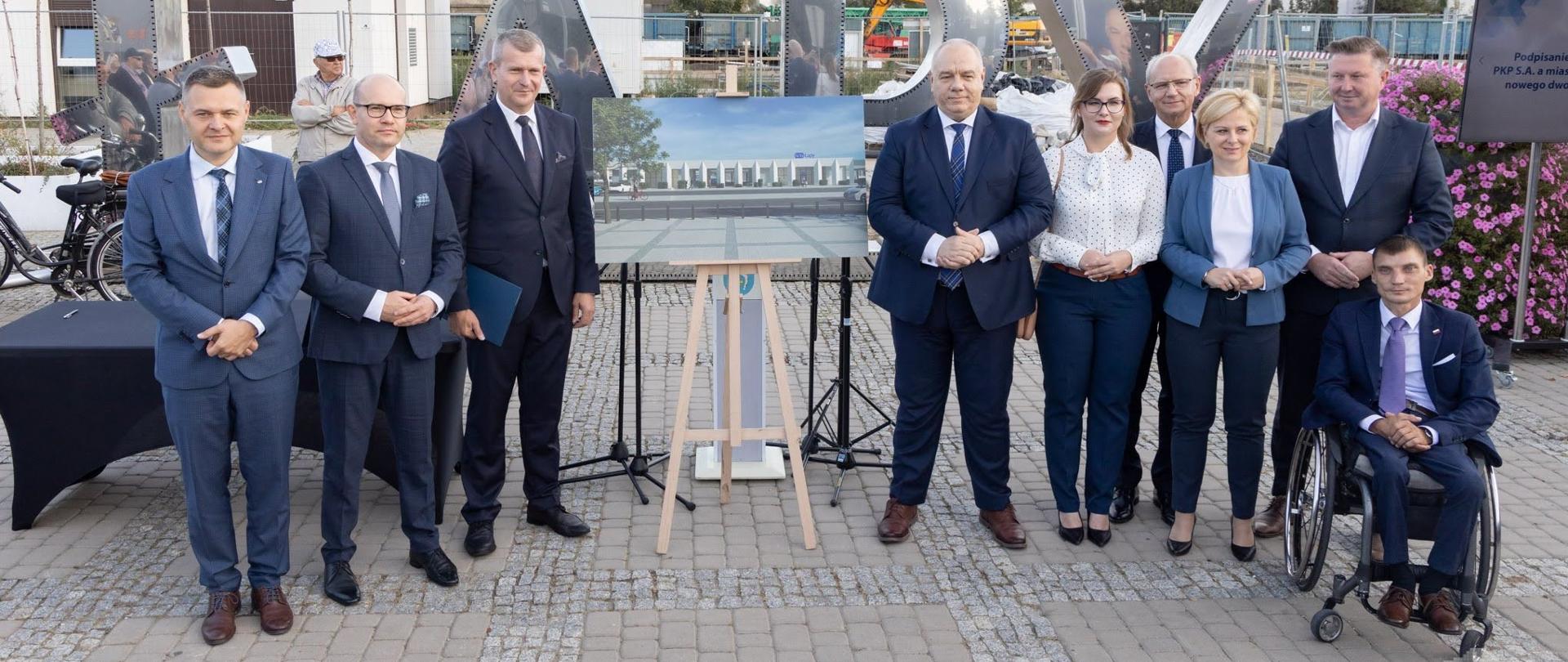 Konferencja prasowa przed napisem Łapy Fot. UMWP
