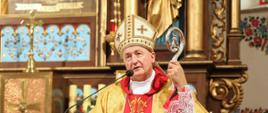 Zdjęcie uczestników i Księży 100-lecia Parafii p.w. Św. Józefa w Zalipiu