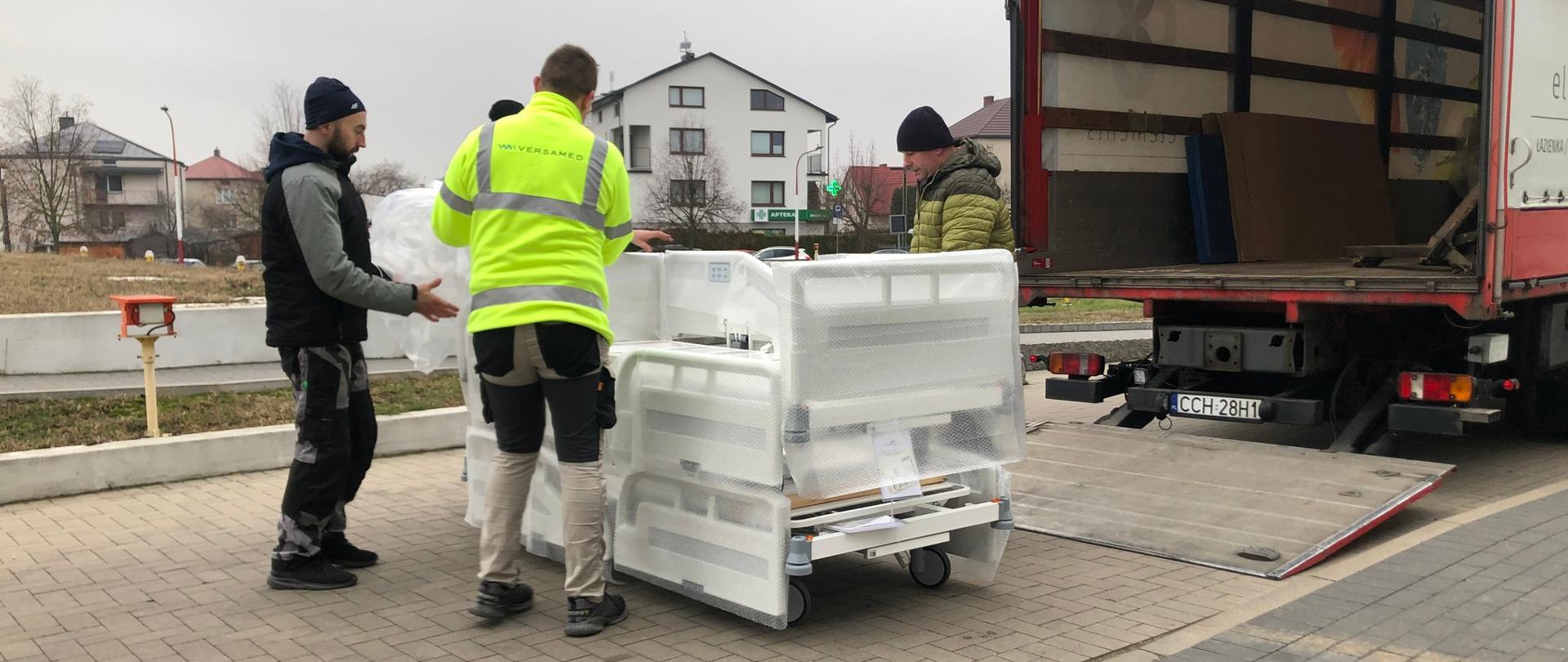 transport 12 łóżek kupionych dzięki wsparciu z UM w Łapach
