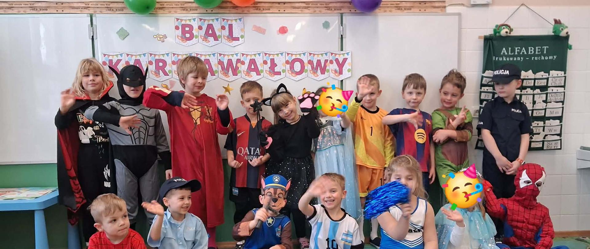 Przedszkolaki w karnawałowych przebraniach