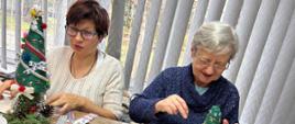 Podczas warsztatów - uczestnicy przygotowują dekoracje świąteczne