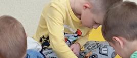 Dzieci w trakcie zabawy klockami lego - układają poszczególne elementy, pozują do zdjęć