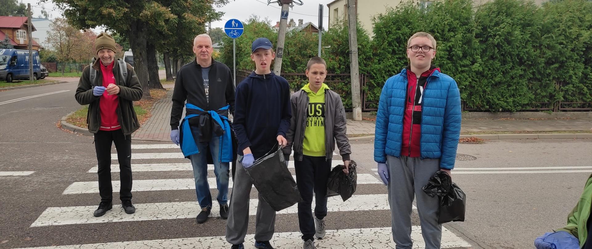 Uczniowie oraz nauczyciele Zespołu Szkół Specjalnych im. Jana Pawła II w Bielsku Podlaskim w Akcji Sprzątanie Świata – Polska
