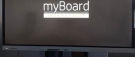 Tablica interaktywna włącza się, widoczny czarny ekran z napisem "myBoard interactive"