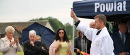 Oficjalne oddanie do użytku drogi w Dołkach - poświęcenie
