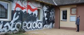 Starosta Grzegorz Piec przy muralu 