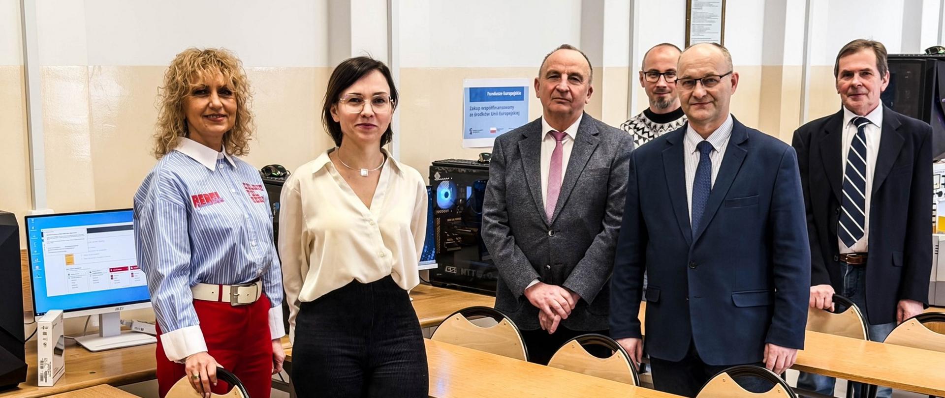 Uczestnicy wydarzenia oglądają sprzęt i nowoczesną pracownię