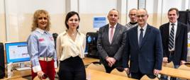Uczestnicy wydarzenia oglądają sprzęt i nowoczesną pracownię