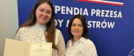 Anna Sajewicz pozuje do zdjęcia z dyrektor szkoły