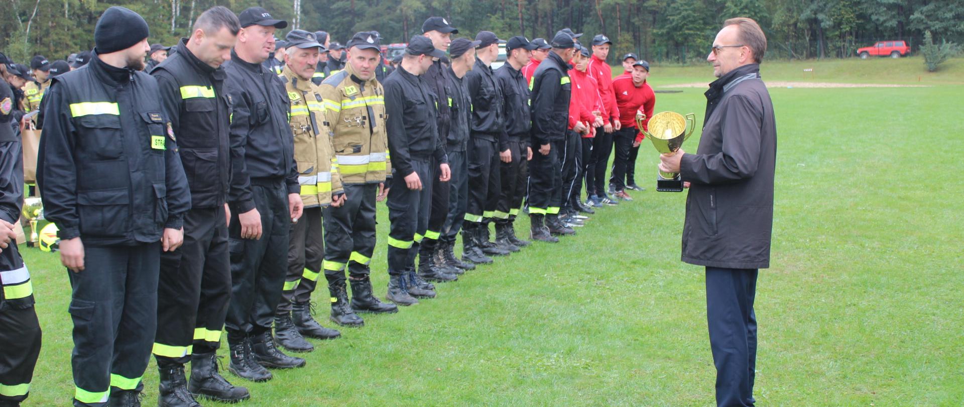 Wicestarosta Piotr Bożko wręcza puchar zwycięzcom XII. Powiatowych Zawodów Sportowo-Pożarniczych Ochotniczych Straży Pożarnych