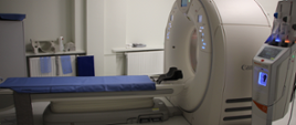 na zdjęciu znajduje się pomieszczenie poradni tomografii komputerowej, w którym widoczny jest nowy nowoczesny sprzęt
