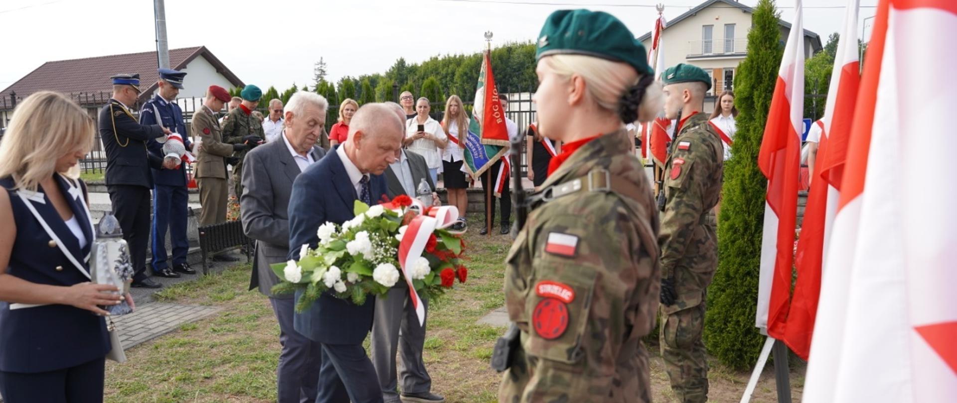Samorządowcy składają kwiaty i znicze przed pomnikiem