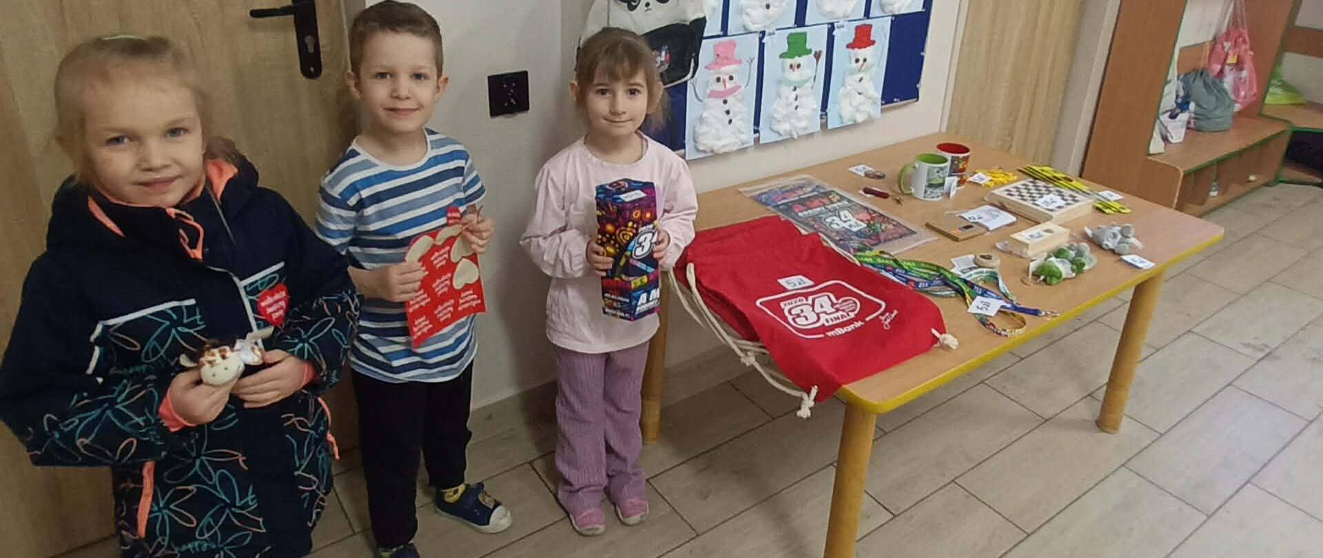 2 dziewczynki i 1 chłopiec podczas zbiórki WOŚP
