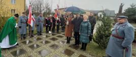 Uczestnicy uroczystości na skwerze Jana Pawła II