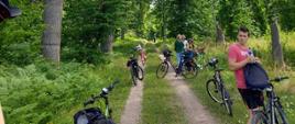 Na trasie - odpoczynek przy rowerach w lesie