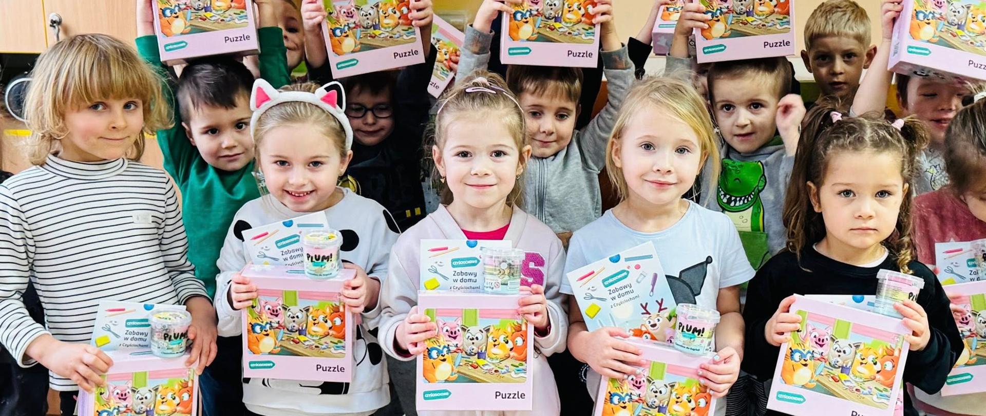 Grupa 4 latków z nagrodami zdobytymi w Ogólnopolskim Konkursie Plastycznym 