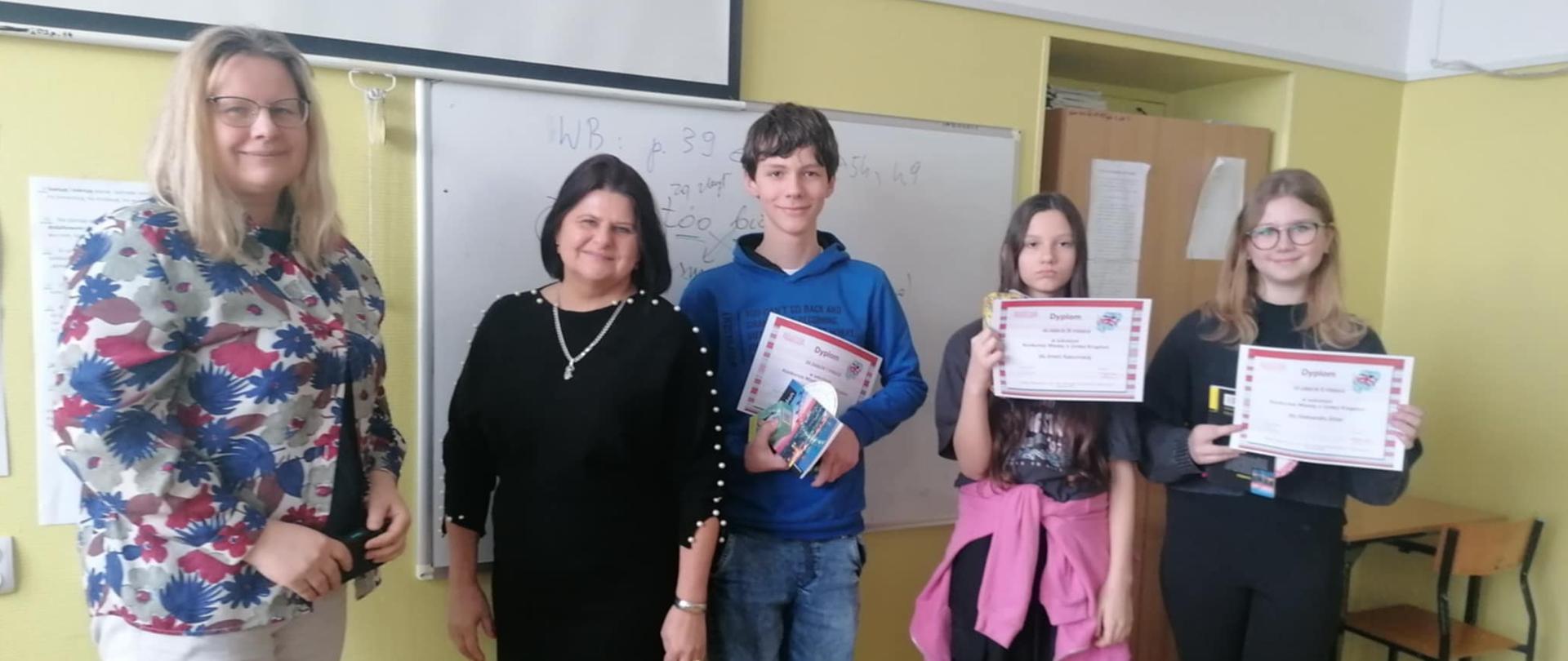 uczniowie z dyplomami