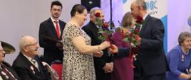 ZŁOTY JUBILEUSZ PAR MAŁŻEŃSKICH - Wręczenie Jubilatom kwiatów 
