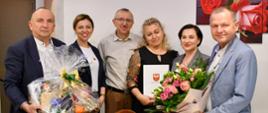 na zdjęciu starosta , wicestarosta, przewodnicząca rady powiatu, dyrektor PCPR, rodzice zastepczy