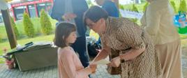 Moment wręczenia nagród laureatom konkursu