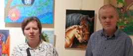 Uczestnicy konkursu pozują przy swoich pracach