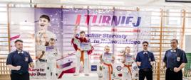 Zwycięzcy turnieju w swojej kategorii pozują na podium