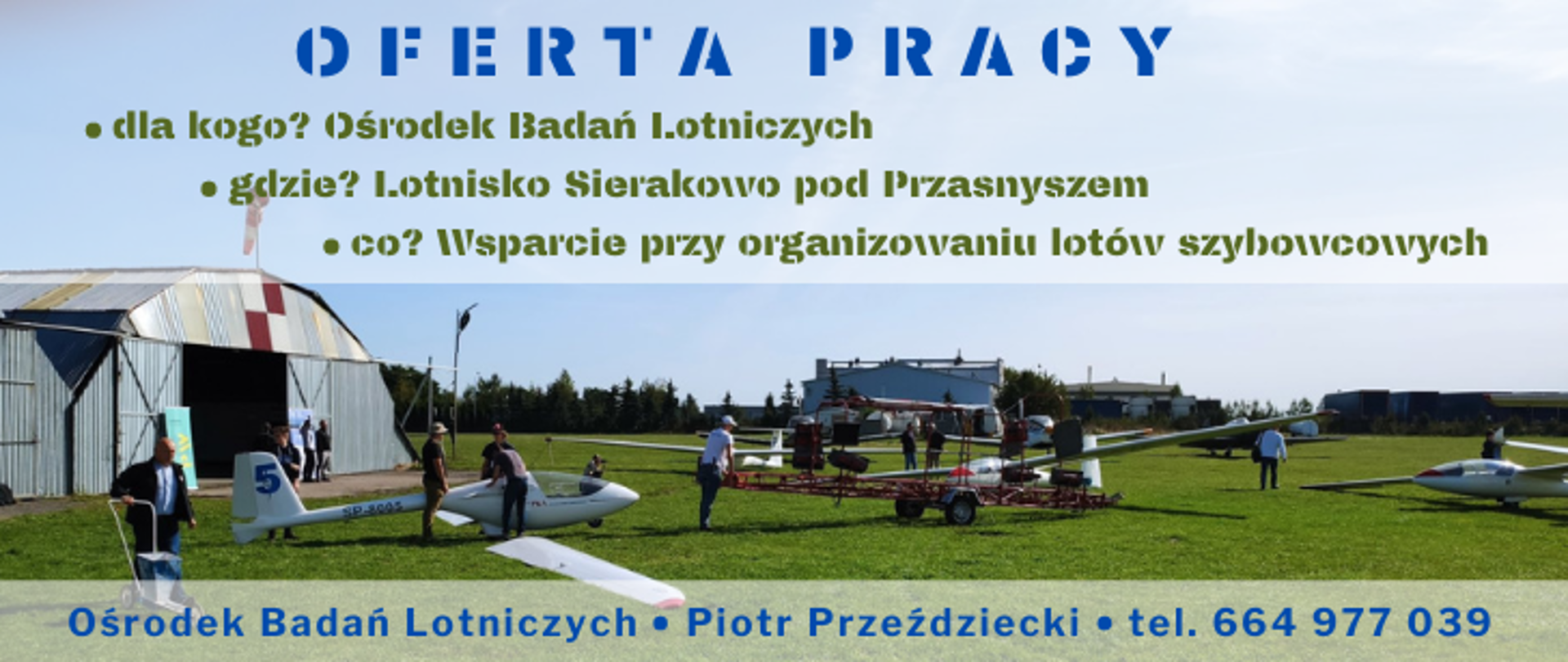 Grafika promująca ofertę pracy dla Ośrodka Badań Lotniczych przedstawia lotnisko w Sierakowie pod Przasnyszem, otwarty hangar oraz trzy białe szybowce wraz z obsługą lądowiska. Treść ogłoszenia: "Oferta pracy. Dla kogo? Ośrodek Badań Lotniczych. Gdzie? Lotnisko Sierakowo pod Przasnyszem. Co? Wsparcie przy organizowaniu lotów szybowcowych. Ośrodek Badań Lotniczych. Piotr Przeździecki. Tel. 664977039".