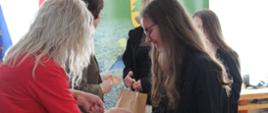 Moment wręczenia nagród laureatom konkursów