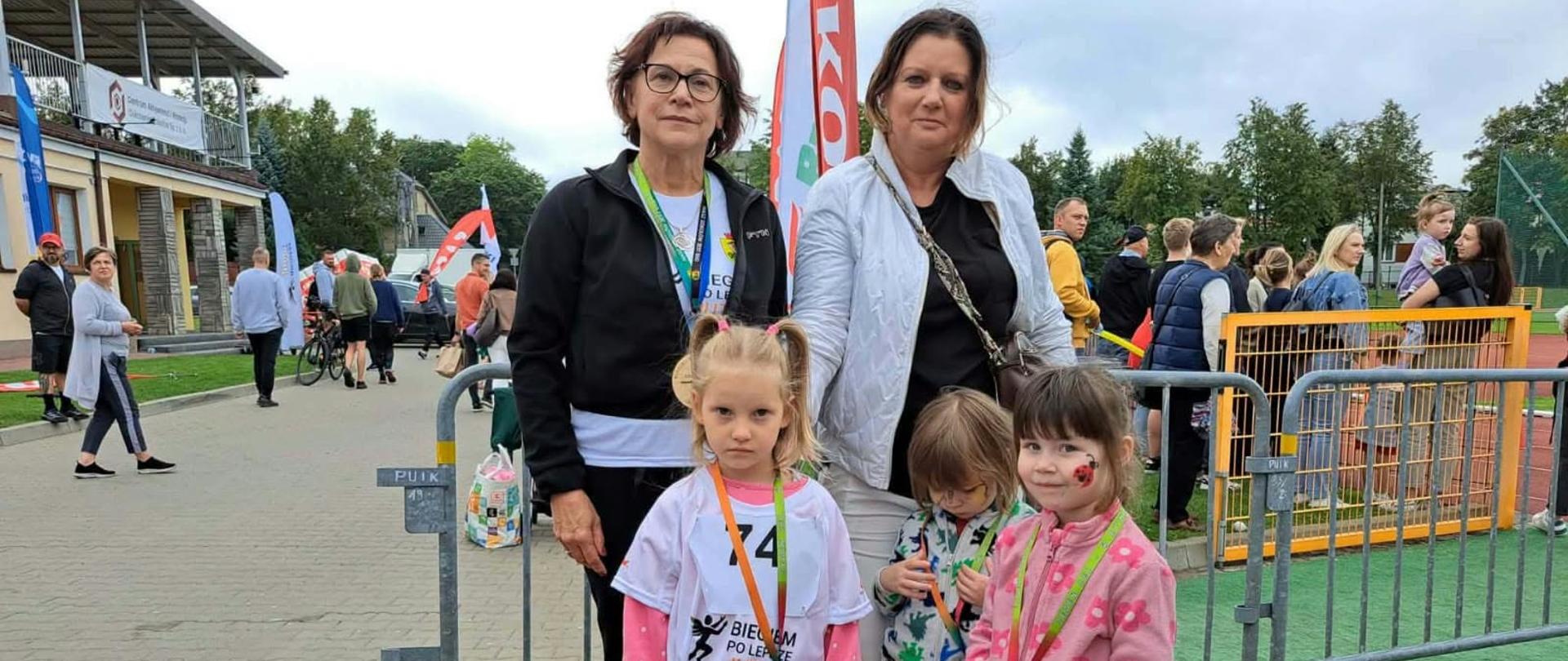 3 dzieci z medalami i 2 kobiety