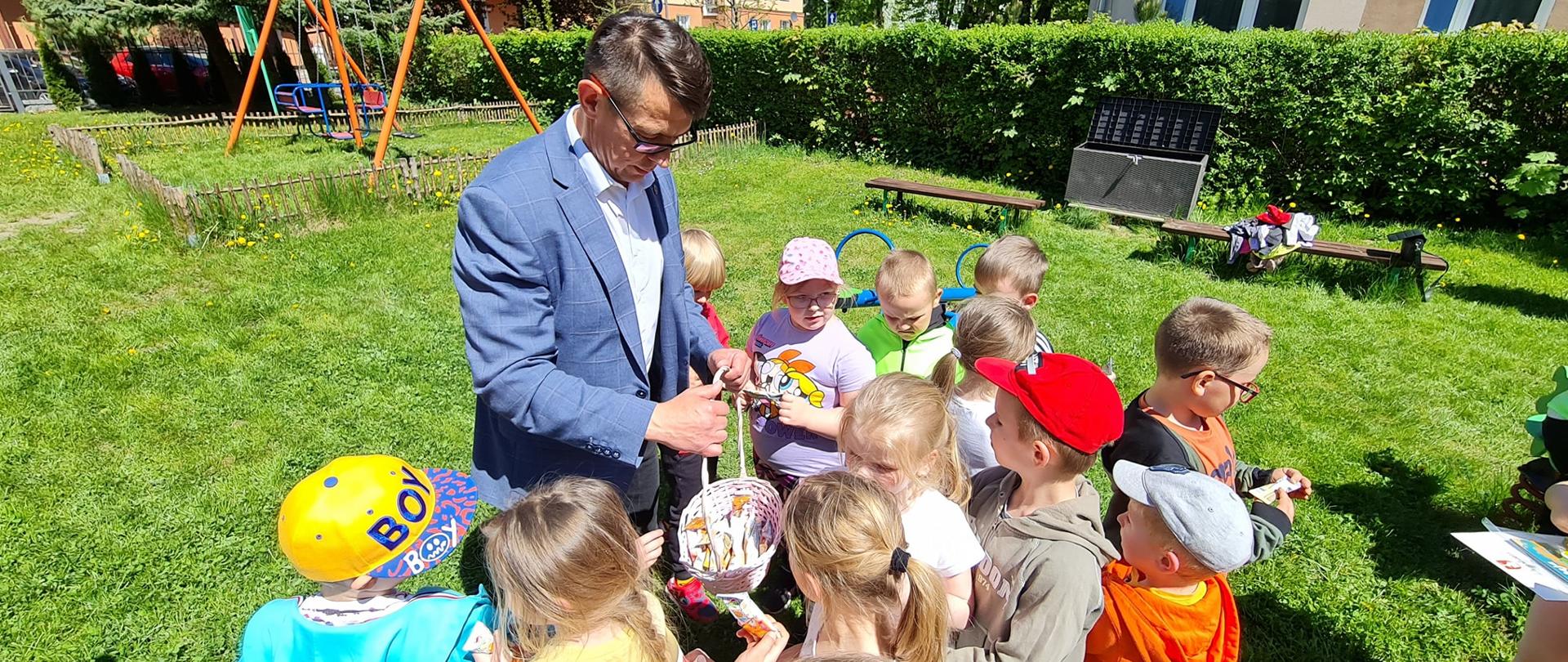 Przewodniczący Rady Powiatu w Kraśniku Jacek Dubiel wręcza przedszkolakom wyróżnienia i nagrody w konkursie ekologicznym „EKO-Pisanka Wielkanocna”.