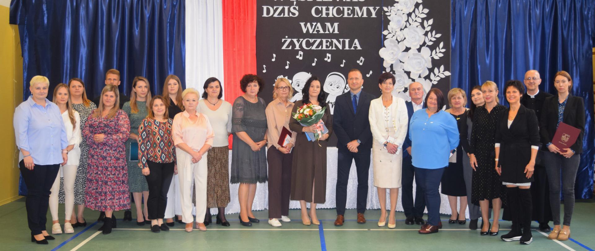 Nauczyciele ze Szkoły Podstawowej im. Jana Pawła II w Holonkach z Wójtem Gminy Brańsk