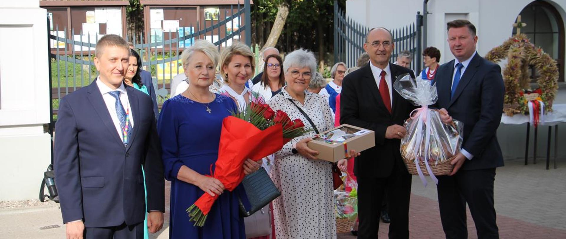 Katedra prawosławna - starostowie z darami ołtarza