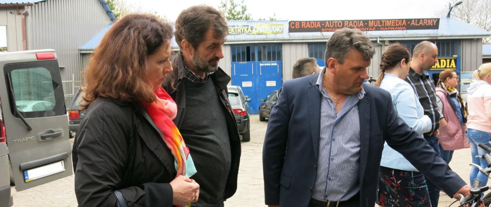 U.Sadowska Przewodnicząca Rady Powiatu Łosickiego, T.Jakoniuk z Ośrodka Szkolno-Wychowawczego w Łosicach i Marek Bartkiewicz właściciel serwisu rowerowego 