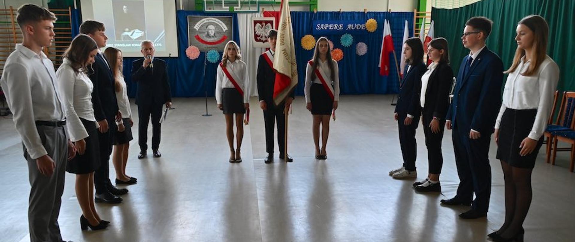 uroczyste ślubowanie klas pierwszych w ramach Święta Patrona w I LO w Zambrowie 