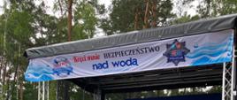 scena w plenerze