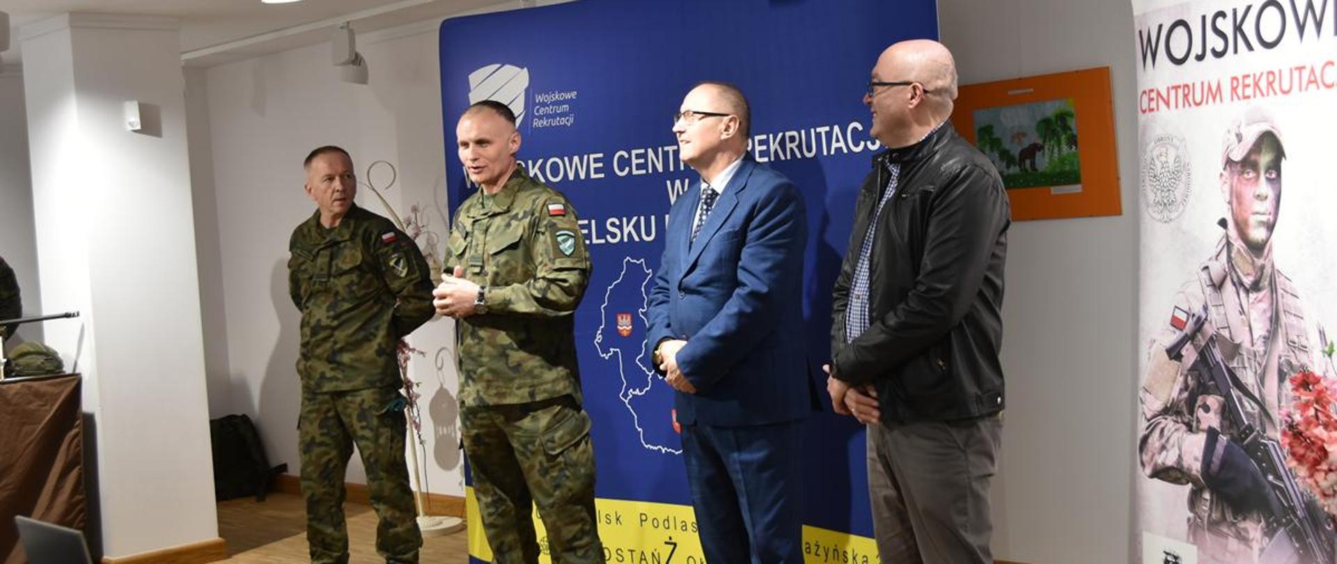 W powicie bielskim ruszyła kwalifikacja wojskowa - na zdjęciu drugi od prawej Jan Opaliński, przedstawiciel starosty bielskiego (fot. Bielsk.eu)