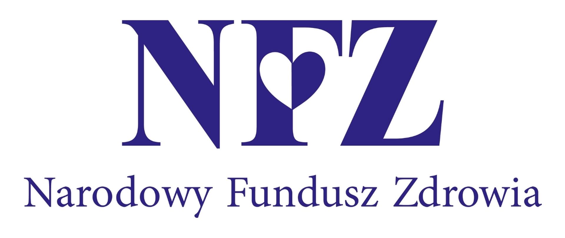 Logo Narodowego Funduszu Zdrowia składa się z dużych, niebieskich liter „NFZ”, gdzie litera „F” zawiera stylizowany motyw serca, symbolizujący troskę o zdrowie. Pod głównym skrótem znajduje się pełna nazwa instytucji – „Narodowy Fundusz Zdrowia” – zapisana mniejszą czcionką w tym samym odcieniu niebieskiego. Całość utrzymana jest w prostym, profesjonalnym stylu, podkreślającym charakter publicznej instytucji medycznej.