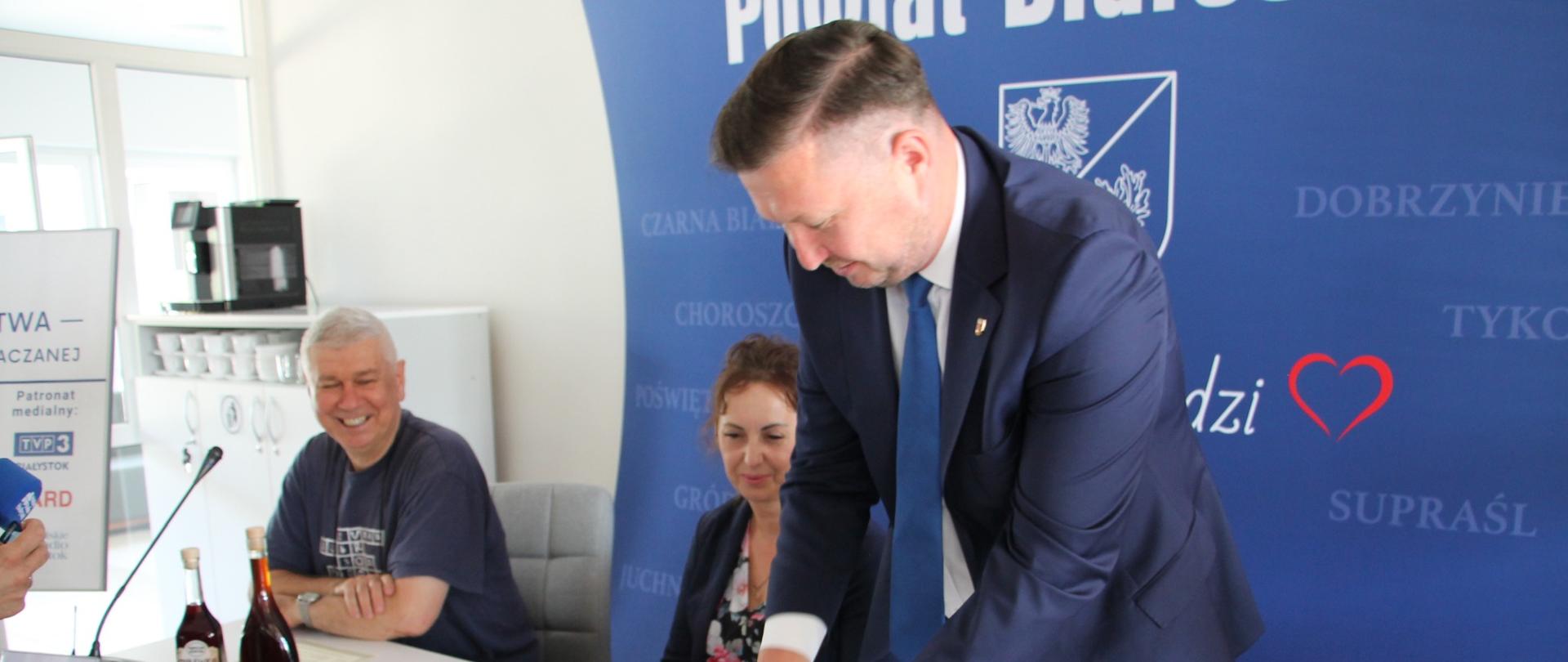Starosta kroi babkę ziemniaczaną