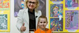 Dyrektor Przedszkola Dorota Ewelina Durzyńska pozuje do zdjęcia z przedszkolakiem, trzymającym medal
