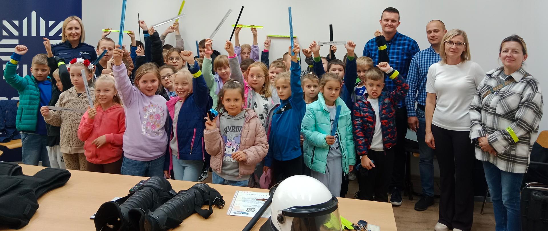Uczniowie z odblaskami w budynku Komendy Powiatowej w Mielcu
