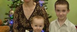 Dzieci pozują do zdjęcia ze swoimi rodzicami
