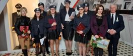 Na zdjęciu Starosta Kraśnicki Andrzej Rolla z uczennicami występującymi podczas święta patrona szkoły.