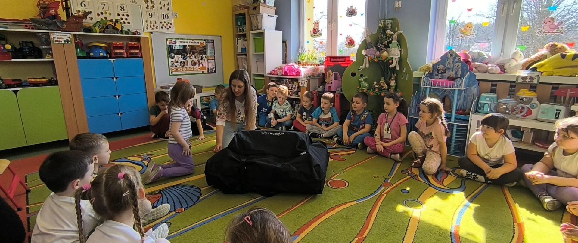 Dzieci z panią fizjoterapeutką